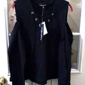 Cold shoulder top with lace up front. Wendy Williams. Size 1…